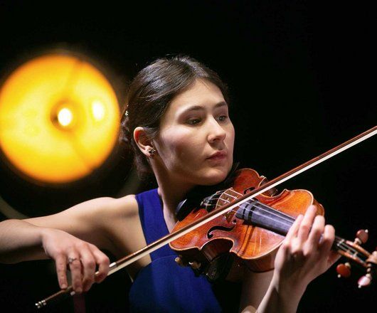 Plan serré sur une violoniste en train de jouer