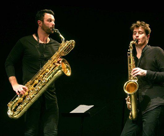 Deux saxophonistes en train de jouer