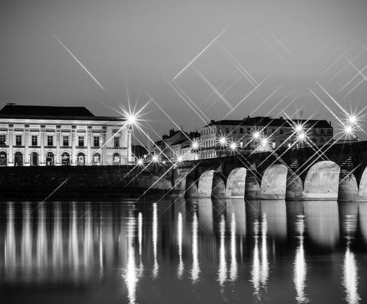 Théâtre Saumur de nuit depuis la rive d'en face