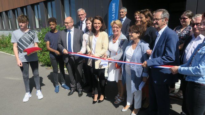 Photo officielle avec coupure de ruban pour l'inauguration de l'internat du lycée Raphaël-Elizé à Sablé-sur-Sarthe. Avec Christelle Morançais, Présidente de Région et Antoine Chéreau, VP à l'éducation