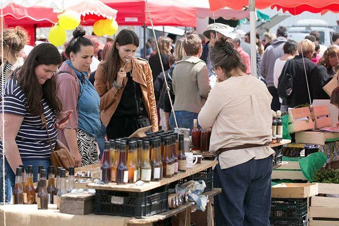 clientes sur un marché de producteurs ligériens