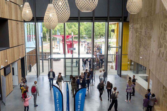 hall lycée avec lycéens déambulant