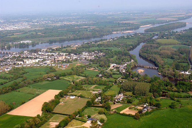 vue aérienne champs, loire et habitations