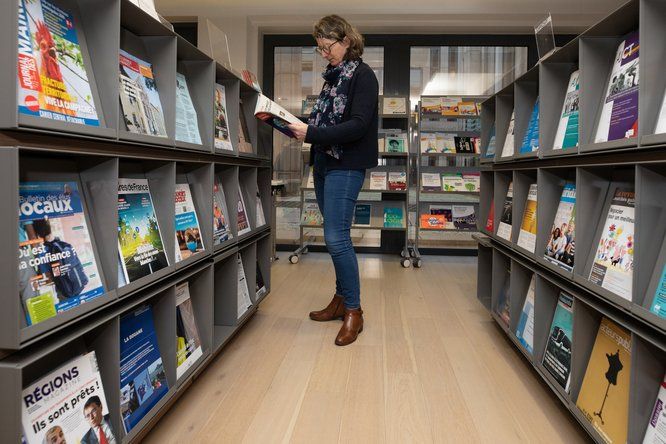 Lectrice dans un centre de documentation