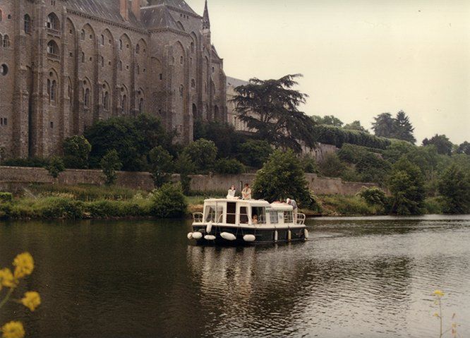 bateau de plaisance sur une rivière