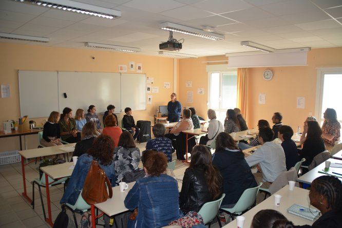 Salle de classe avec atelier et présentation