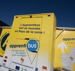 vue arrière du bus apprentibus "à la découverte des métiers avec ma région"