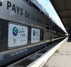 train à quai avec stickers la loire à vélo