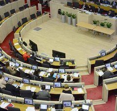 Hémicycle de l'hôtel de région vu d'en haut pendant session extraordinaire